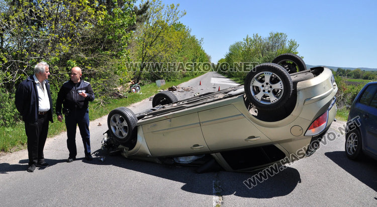 Opel Astra се обърна по таван след удар с каруца (Снимки)