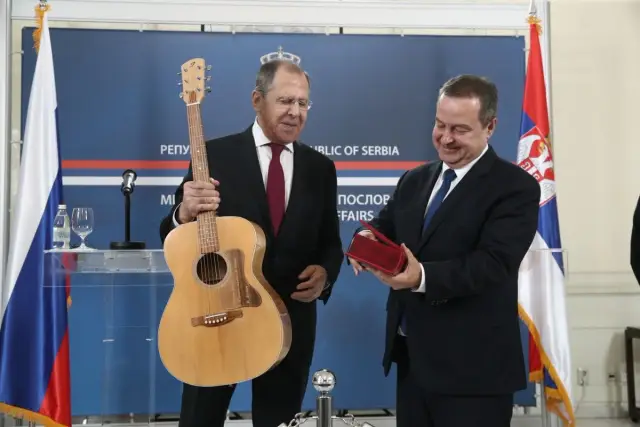 Сергей Лавров носи фамилията на майка си, крие 