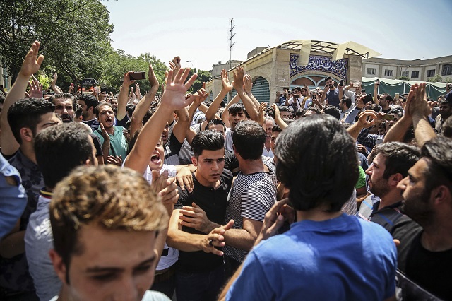Побеснели иранци щурмуваха центъра на Техеран (СНИМКИ)