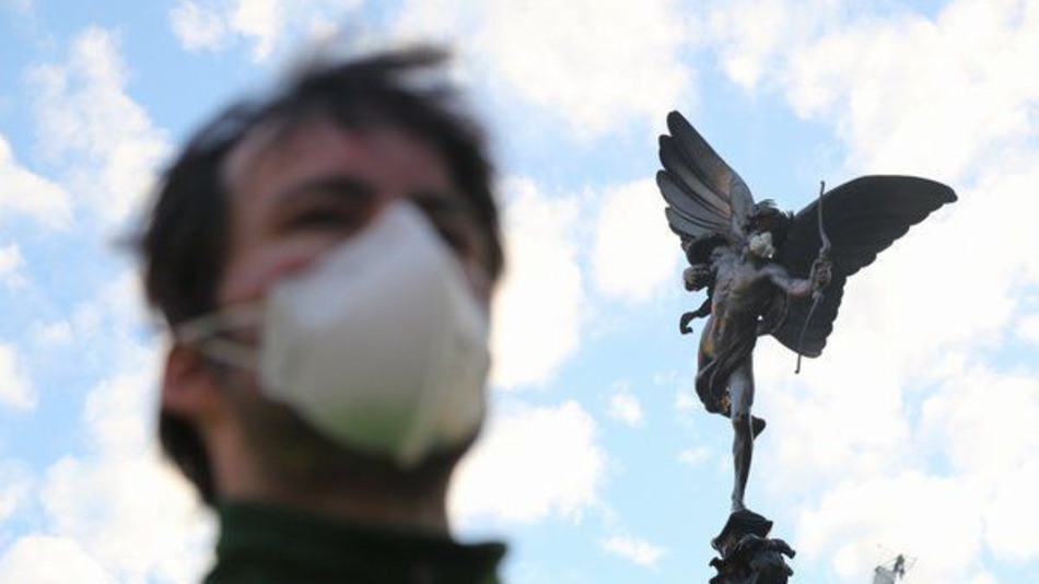 Маски пазят паметници в Лондон от мръсния въздух (снимки)