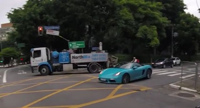 Porsche Boxster полетя във въздуха и показа защо не трябва да се преминава бързо през неравности на пътя (ВИДЕО)