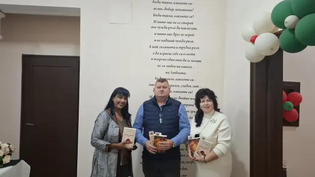 Стихотворение на Ваня Петкова изписаха на стената в читалището на с. Бяла Река