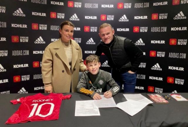 Синът на Рууни подписа първия си договор с Манчестър Юнайтед