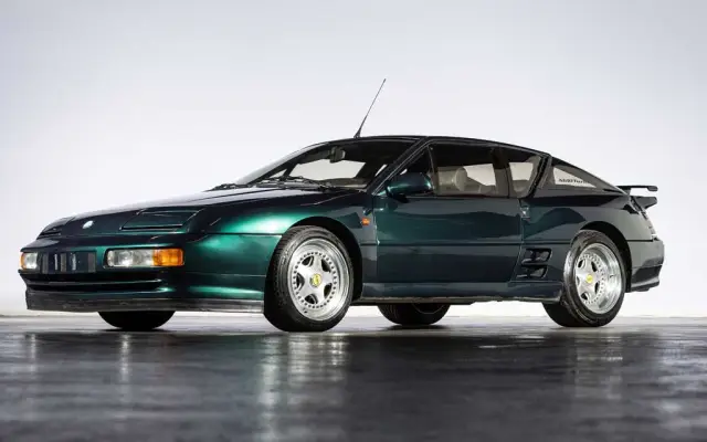 Продават се 100 автомобила Renault