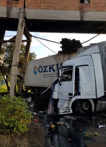 Турски камион се разби в естакада край Гълъбово (СНИМКИ)