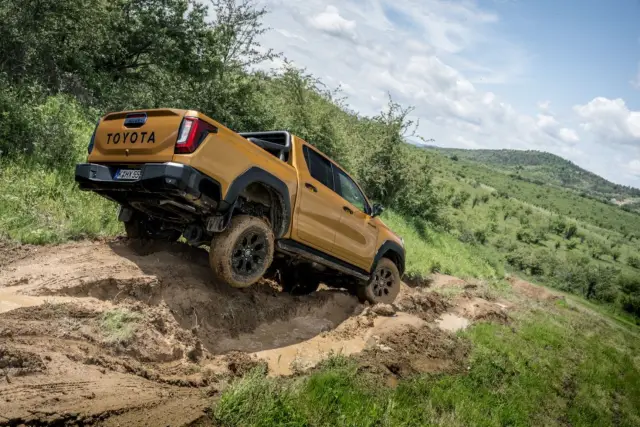 Тествахме новата Toyota Hilux на брутално офроуд трасе. Вижте и колко струва у нас