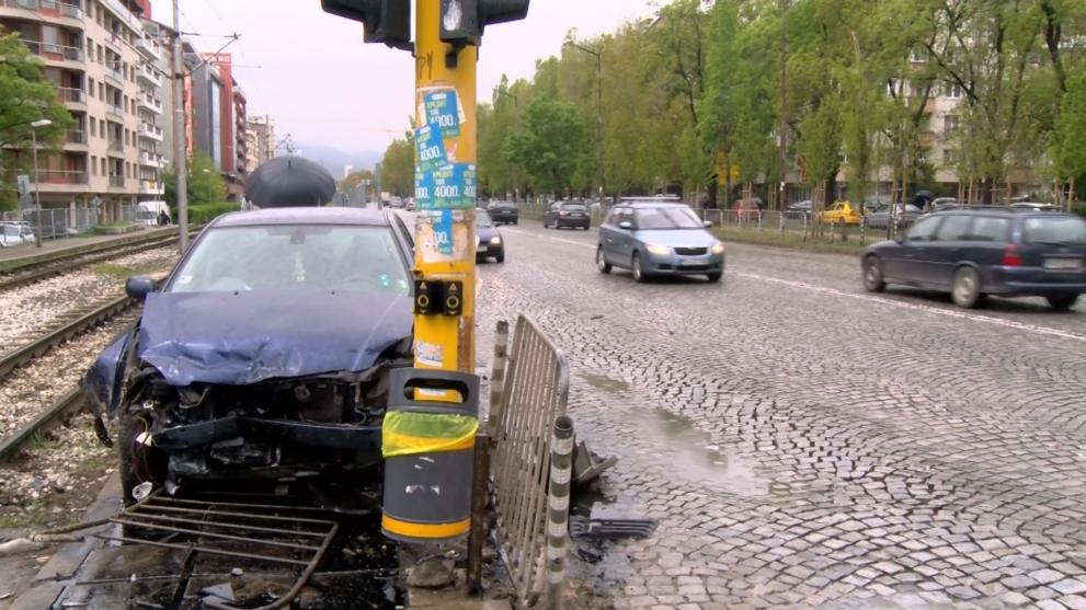 Мъртво пияна шофьорка седна зад волана и катастрофира в София (СНИМКИ)