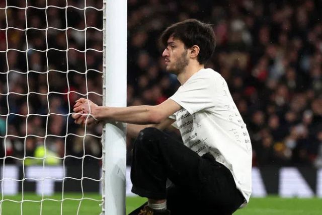 Мъж нахлу на терена на мача Арсенал - Ливърпул и се опита да се завърже за гредата 