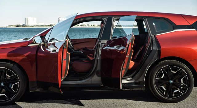 BMW разсекрети iX: 500 коня и над 600 км с едно зареждане