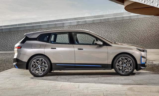 BMW разсекрети iX: 500 коня и над 600 км с едно зареждане