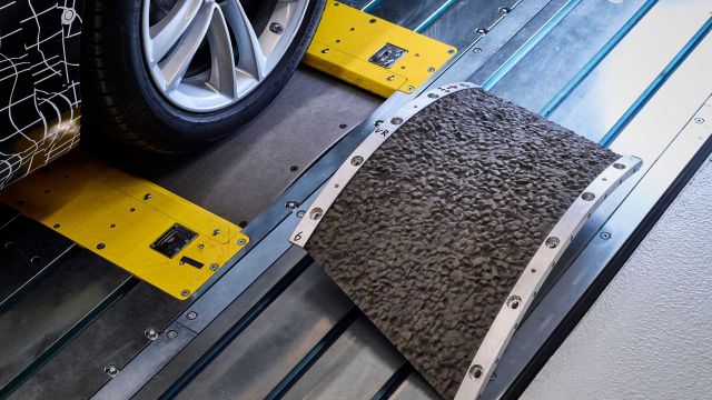 BMW показа как изолира всички външни шумове от електрическата си лимузина (ВИДЕО)