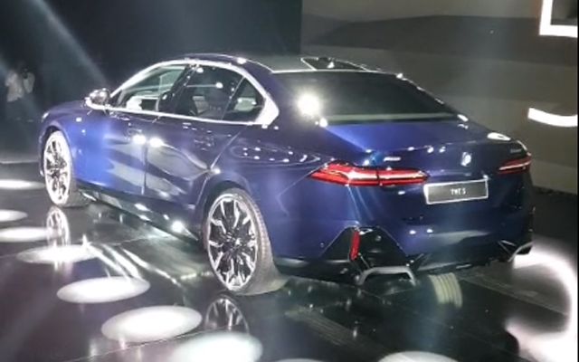 Новата пета серия на BMW пристигна у нас. Вижте и каква е началната ѝ цена (ВИДЕО)