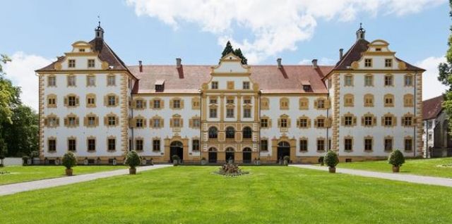  Абатство, палат, първокласно учебно заведение 