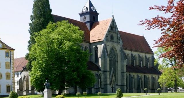  Абатство, палат, първокласно учебно заведение 