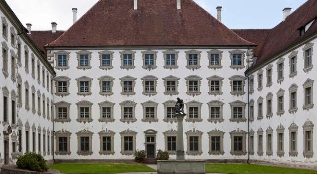  Абатство, палат, първокласно учебно заведение 