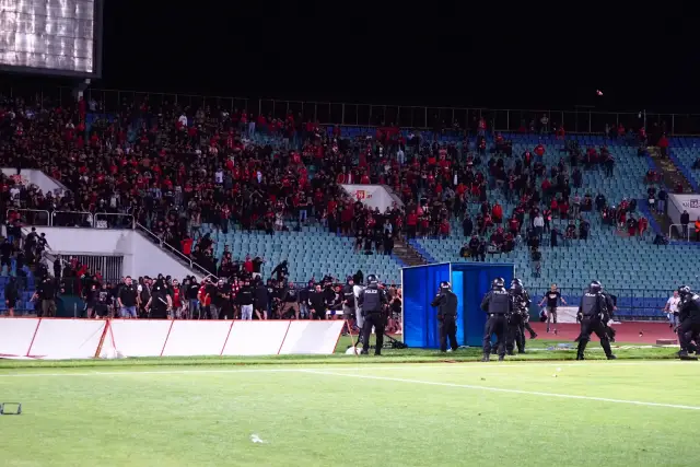 Фенове на ЦСКА нахлуха на терена и започнаха бой с полицията
