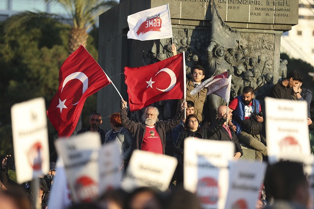 Хиляди на улиците срещу референдума и Ердоган (СНИМКИ)