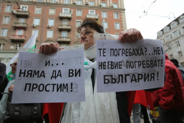 Протестиращи блокираха "Дондуков", окупираха КЕВР (Снимки)