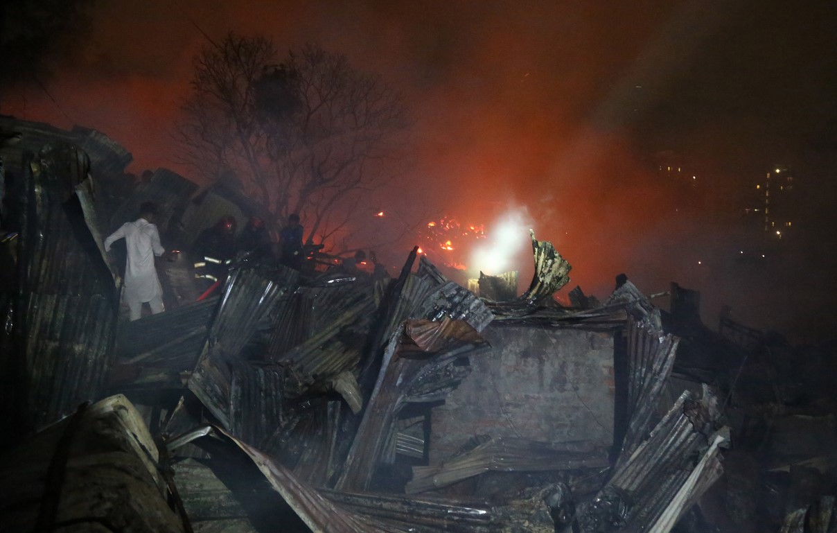 Пожар остави 10 000 души без домове (СНИМКИ)
