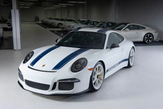 На вниманието на феновете на Porsche: Продава се "Бялата колекция"!