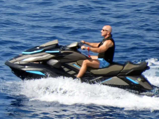 Най-богатият човек в света се забавлява в Гърция с годеницата си - 2