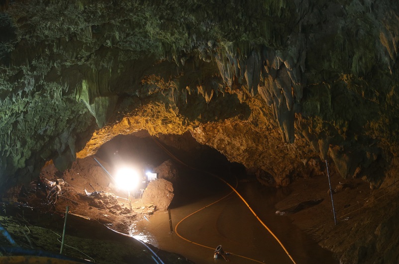 Защо децата, спасени от тайландската пещера трябва да са под карантина (ВИДЕО)