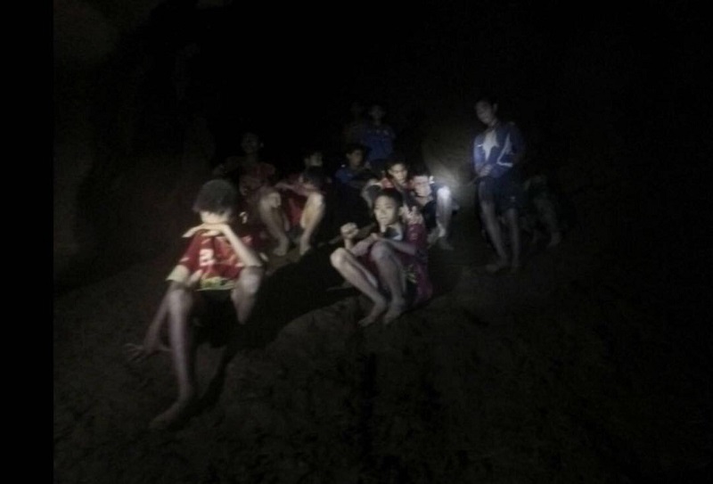 Защо децата, спасени от тайландската пещера трябва да са под карантина (ВИДЕО)