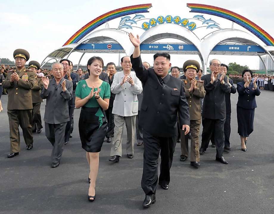 Любовта на Ким Чен-ун: Какво е известно за първата дама на КНДР? (СНИМКИ)