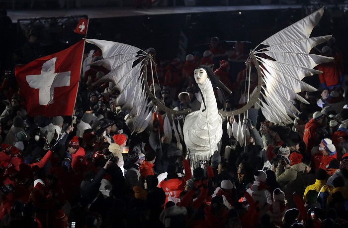 Зрелищен спектакъл сложи край на Зимните олимпийски игри (СНИМКИ)