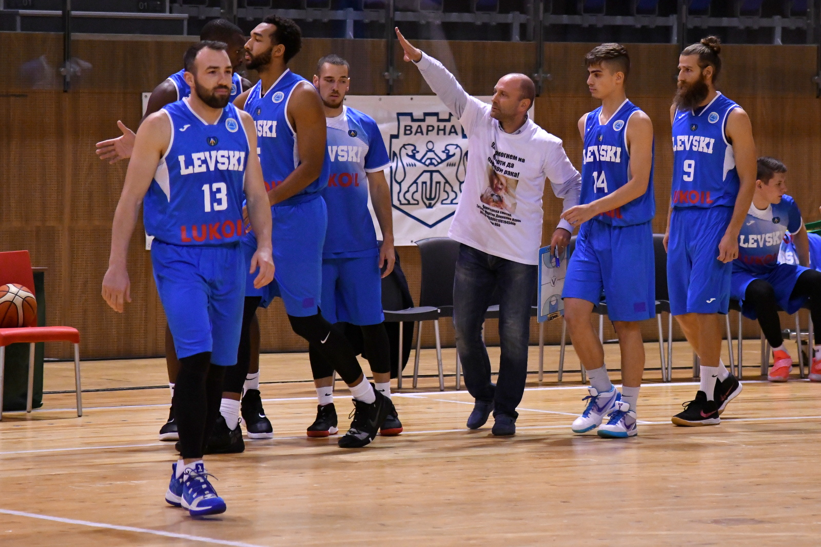 Футболистите на Черно море подкрепиха баскетболистите срещу Левски (снимки)