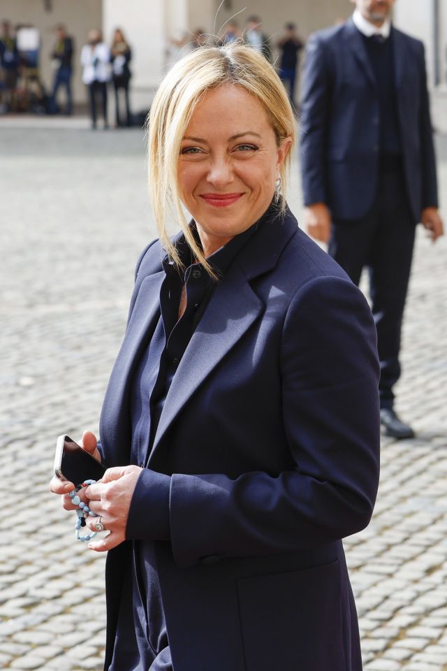  Следят под лупа по какъв начин се облича първата жена министър председател на Италия (СНИМКИ) - 4 