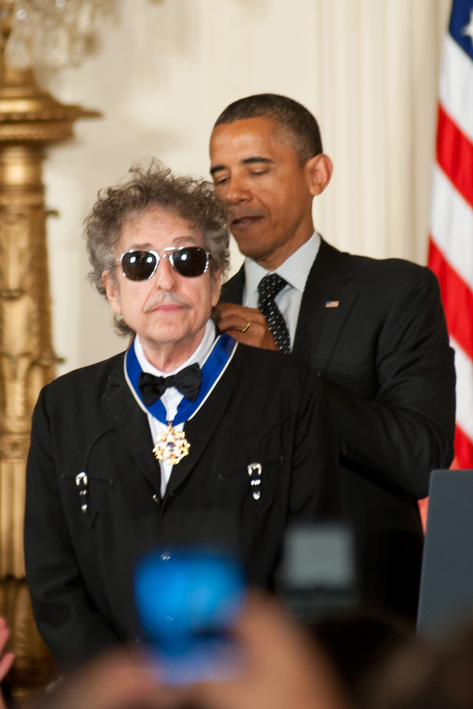 Боб Дилън прави световна премиера на новия си албум