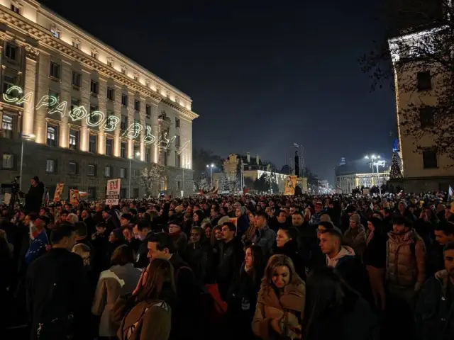 Граждани се събират на нови митинги в София и в други огромни градове (СНИМКИ)