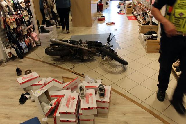 Моторист катастрофира три пъти за едно денонощие (ВИДЕО) | ФАКТИ.БГ Моторист катастрофира три пъти за едно денонощие (ВИДЕО)