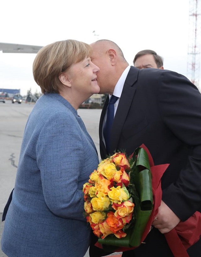 Борисов посрещна Меркел с рози в София (ВИДЕО)