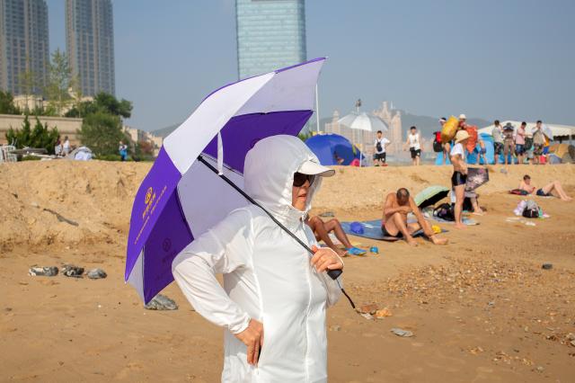  Защо корейците вървят на плаж с облекла? 