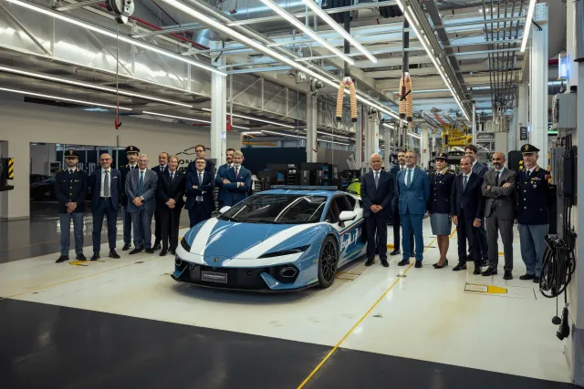 Италианската полиция получи поредното ново Lamborghini | ФАКТИ.БГ Италианската полиция получи поредното ново Lamborghini