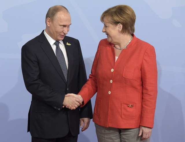 Меркел: Още чакаме споразумение за сини каски в Източна Украйна