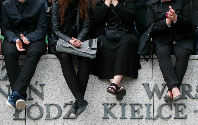 Дрескод черно или как се протестира в Полша