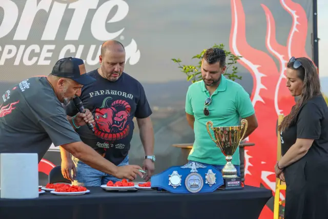 Българин постави Световен Рекорд с най-лютата чушка в света Carolina Reaper