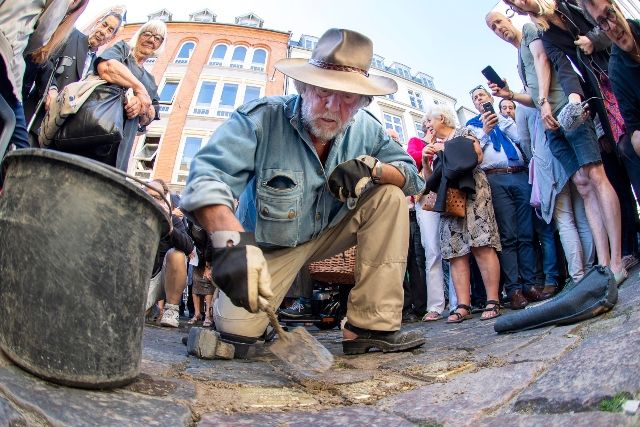 Едно паве, което се отличава от останалите | ФАКТИ.БГ Едно паве, което се отличава от останалите