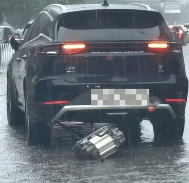 Електродвигателят на китайски BYD падна по време на движение (ВИДЕО)