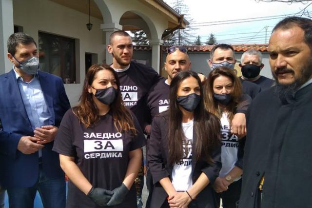  Шампион по ММА раздава козунаци и яйца на нуждаещи се 