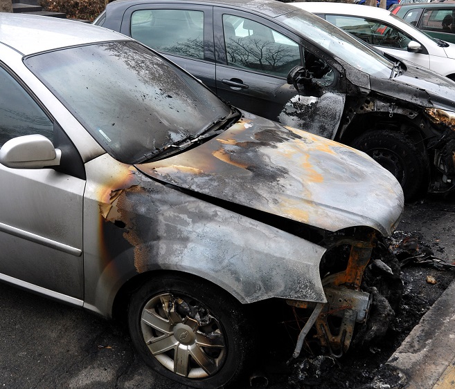 Запалиха колата на шефа на Бургаския затвор (Снимки)