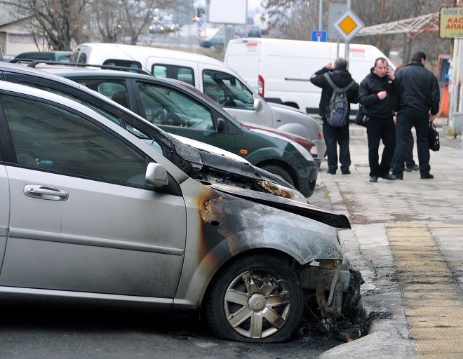 Запалиха колата на шефа на Бургаския затвор (Снимки)