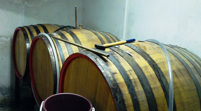 Откриха десетки тонове нелегален алкохол