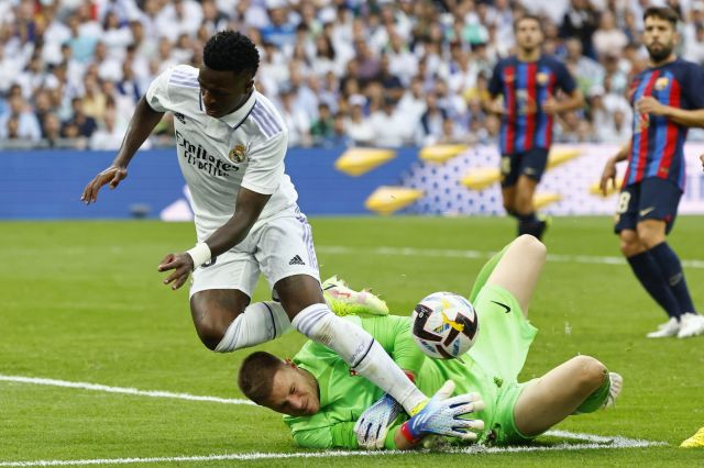  Реал Мадрид завоюва Ел Класико против неуверен Барселона 