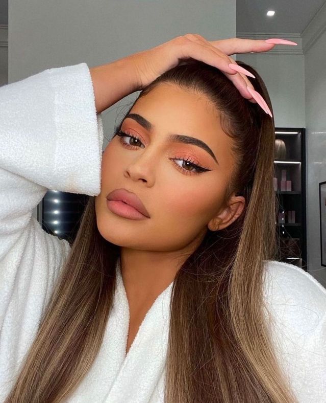 Идеи за грим от Кайли Дженър (СНИМКИ) | ФАКТИ.БГ Идеи за грим от Кайли Дженър (СНИМКИ)