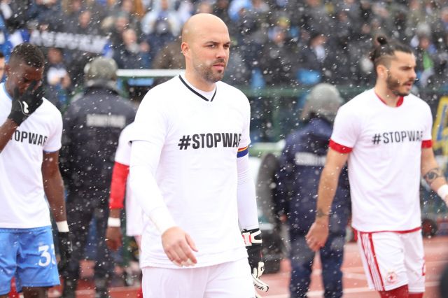  Сняг, два червени картона и 0:0 на безконечното дерби сред Левски и ЦСКА (ВИДЕО) 