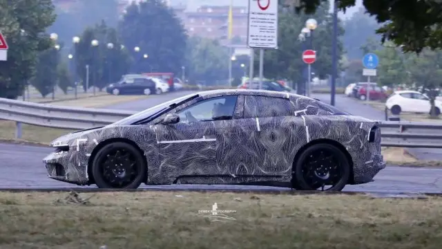 Ferrari Luce вече се появи по улиците на Италия, но предизвика нови дискусии заради своите чистачки